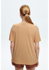adL SHORT SLEEVE LACE DETAILED  - Triko s potiskem - camel