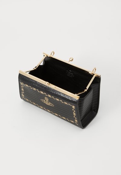 Črna torba iz usnja z embosiranim krokodilovim vzorcem, z zlatim kovinskim okvirjem, odprtim zapiranjem in dekorativnimi cvetličnimi motivi ob robovih.