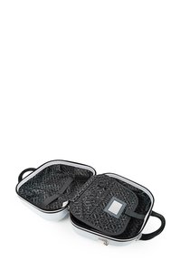 Neceser rígido con un exterior azul pálido, interior negro texturizado, doble cremallera y correas elásticas para organización.