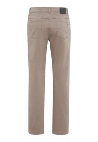 Pantaloni beige a gamba dritta realizzati in tessuto morbido. Presentano due tasche posteriori con dettagli cuciti e un'etichetta in pelle con il brand in vita.