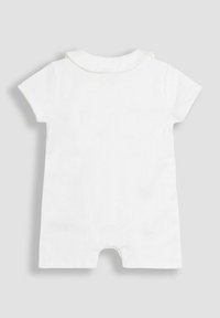 Jumpsuit blanco de manga corta con cuello redondeado, que presenta una textura suave y un cierre de botones en la parte inferior para facilitar el vestirse.