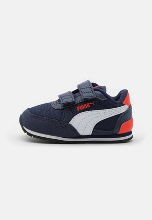 Marineblauwe peutersneaker met wit Puma-logo, rode accenten, twee klittenbandsluitingen en een zwarte zool op een witte achtergrond.