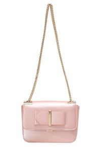 Růžová syntetická kabelka s hladkým povrchem, zlatým řetězovým uchem, obdélníkovým tvarem, klopovým uzávěrem a mašlí na přední straně.