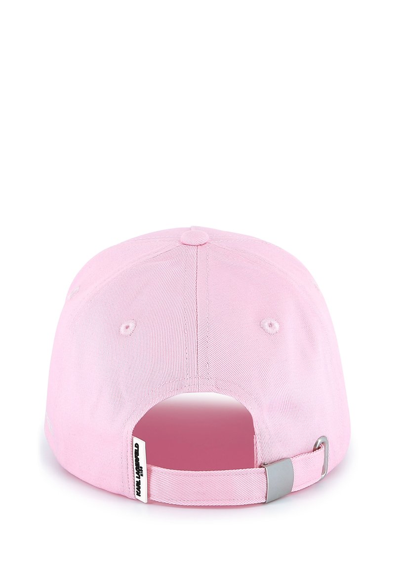 Gorra rosa con una forma estructurada, correa ajustable y una pequeña etiqueta de logo en el lateral. La tela tiene una superficie texturizada y una visera curva.