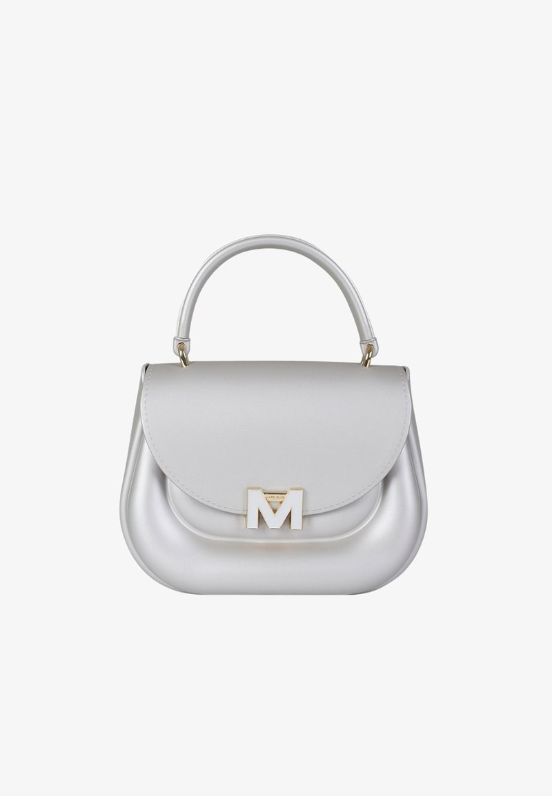 Bolso plateado hecho de un material liso y brillante. Presenta una forma redondeada, cierre de solapa, herrajes dorados y un destacado logo "M".
