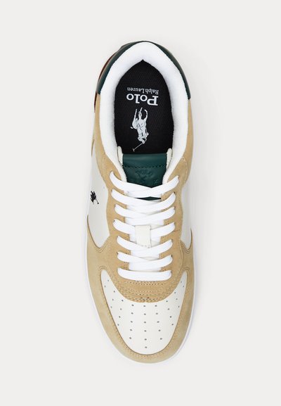Biało-beżowy sneaker Polo Ralph Lauren z białymi sznurowadłami, perforowanym noskiem i czarną wkładką z logo gracza polo.