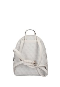 Zaino bianco in materiale con un motivo sottile, forma arrotondata, manico superiore, spallacci regolabili e dettagli in hardware color oro.