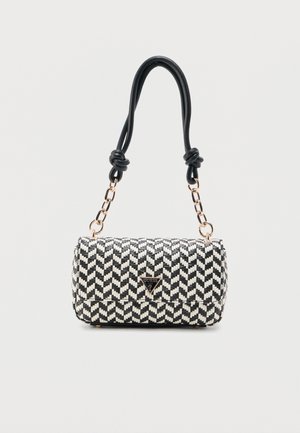 Borsa a tracolla intrecciata in bianco e nero con catena in metallo dorato e tracolla in pelle nera, con piccolo logo triangolare Guess sulla patta frontale.