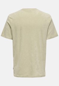 Kurzarm-T-Shirt in hellbeige, aus weichem Stoff hergestellt. Es hat einen klassischen Rundhalsausschnitt und einen entspannten Schnitt. Keine sichtbaren Muster.
