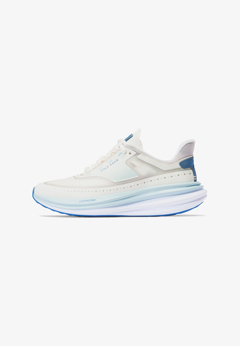 Weißer Sportschuh mit einer mehrschichtigen Sohle in einem Farbverlauf von Blau. Verfügt über Netzstoffeinsätze, flache Schnürsenkel und eine Markenkennzeichnung an der Seite.