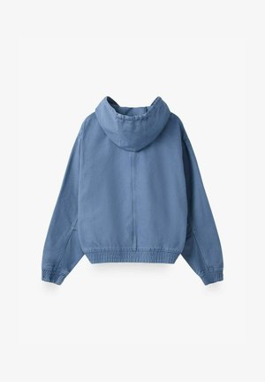 Blauer Kapuzenpullover mit elastischen Bündchen und Saum, von hinten auf weißem Hintergrund gezeigt.