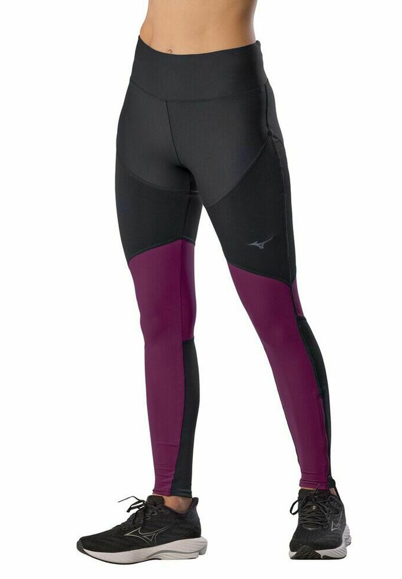 Leggings taille haute avec un design en blocs de couleur, comprenant des panneaux noirs et violet profond, fabriquées dans un matériau extensible pour le confort et la liberté de mouvement.