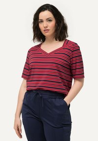 Rood en marineblauw gestreepte T-shirt met korte mouwen, een V-hals, zachte stof en een relaxte pasvorm. Gemaakt in combinatie met donker marineblauwe broek met elastische tailleband.