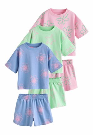 Tri pastelovo sfarbené súpravy trička s krátkym rukávom a šortiek s kvetinovými a hviezdičkovými vzormi v ružovej, zelenej a modrej farbe.