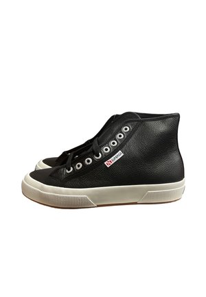 Zapatillas altas negras hechas de cuero texturizado. Presentan suela de goma blanca, ojales y una pequeña etiqueta de logo en el lado.