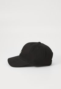 Casquette de baseball noire en mélange de coton, avec une visière incurvée, six panneaux, logo brodé sur le devant et œillets renforcés.