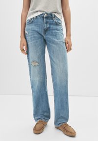 Jeans azzurri chiari a vita alta con strappi sfrangiati sulle cosce, caratterizzati da un design a gamba dritta e un classico stile a cinque tasche.