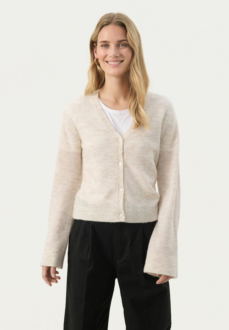 Lichtbeige wollen cardigan met een V-hals, lange klokmouwen en een sluiting met knopen aan de voorkant, met een zachte textuur en een ontspannen pasvorm.