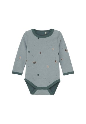 Helles Blau langärmliger Overall mit dunkelgrünen Akzenten; zeigt ein verstreutes Baum-Muster in Braun und Grün; aus weichem Baumwollmaterial.