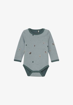 Lichtblauwe longsleeve romper met donkergroen sierband; heeft een verspreid bomenpatroon in bruin en groen; gemaakt van zacht katoen.