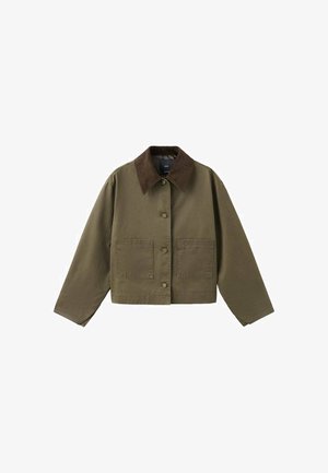 Oljčno zelena krajšana jakna s temno rjavim kordurovim ovratnikom, zapenjanjem na gumbe spredaj, dolgimi rokavi in dvema kvadratnima sprednjima žepoma.