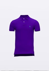 Polo morado de algodón, con un cuello clásico, tapeta de tres botones y un logo bordado en verde en el pecho.