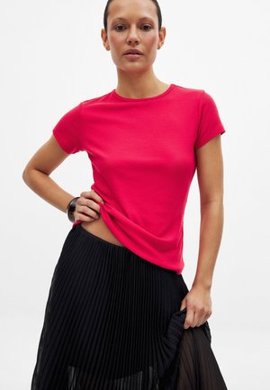SHORT SLEEVE - Lihtne T-särk - red