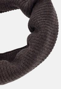 Austas brūns bezgalības šalle, izgatavota no mīkstas dzijas. Satur ribotu tekstūru un nepārtrauktas cilpas dizainu ar smalku spīdumu.