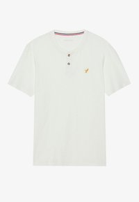 Camisa henley de manga corta blanca con tres botones marrones en el cuello, que presenta un pequeño logo bordado en dorado en el pecho.