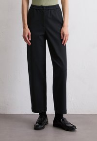 Marc O'Polo - MARC O’POLO X DFB TRAVEL COLLECTION PANTS JOGGER STYLE TAPERED LEG FRENCH POCKETS - Stoffhose - deep night blue Thumbnail-Bild 1