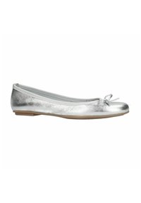 Ballerines argentées avec une finition métallique lisse, à bout arrondi, bord élastiqué et un accent en nœud à l'avant. Semelle plate.