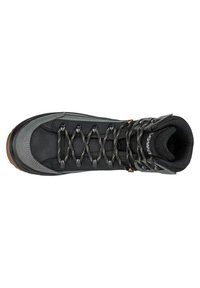 Stivale da trekking nero con superficie texturizzata, accenti grigi e occhielli metallici. Presenta una chiusura con lacci e un colletto imbottito per il comfort.