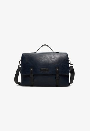 Marineblaue Leder-Umhängetasche mit glatter Textur, schwarzen Riemen, metallenen Beschlägen und doppelten vorderen Schnallen. Verfügt über einen oberen Griff und einen verstellbaren Schultergurt.