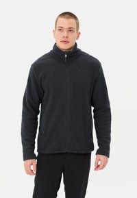 Donkergrijze fleece jas met volledige rits, een gestructureerd patroon, hoge kraag en twee zijzakken; beschikt over elastische manchetten en een getailleerd ontwerp.