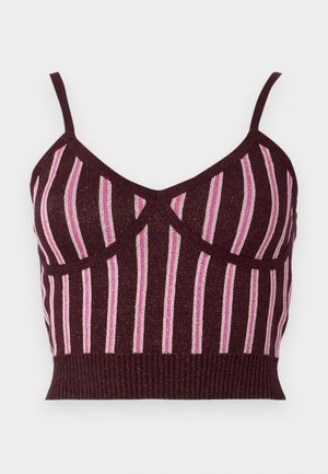 Top corto de punto burdeos con tirantes finos, que presenta rayas metálicas rosas verticales y un dobladillo acanalado. Tejido texturizado con costuras definidas.
