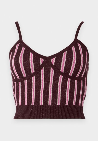 Burgundský pletený crop top s tenkými ramienkami, so vzorom vertikálnych ružových metalických pruhov a rebrovaným lemom. Textúrovaná látka s definovanými švami.