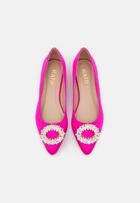 Bailarinas de ante rosa con punta afilada y un adorno decorativo de cristal circular en la puntera. El interior cuenta con un forro beige suave.