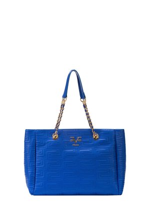 Blauwe lederen tote bag met geperst geometrisch patroon, gouden kettinghandvatten en een metalen logo "19 V 69 Italia" middenvoor.