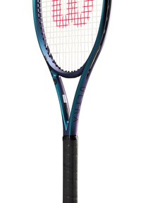 Raqueta de tenis con un marco metálico morado y verde azulado, que presenta un patrón de cuerdas blanco y un logotipo rojo prominente. Mango de agarre texturizado en negro.