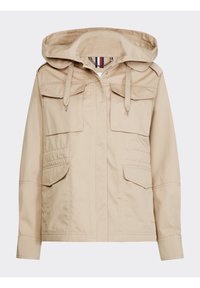 Giacca beige con cappuccio, zip frontale, stringhe regolabili e quattro tasche con patta, esposta su uno sfondo semplice.