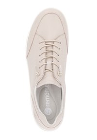 Basket en cuir beige avec un bout rond, une tige texturée et des lacets plats. Elle dispose d'une semelle intérieure rembourrée et d'une semelle en caoutchouc blanche.