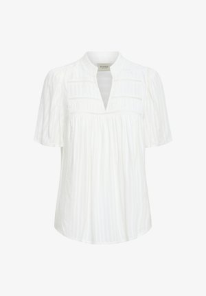 Valge lühikeste varrukatega pluus õrnade vertikaalsete triipudega, kergete voltidega, pitsääriste detailidega rinnal ja V-kujuline kaelus väikese kraega.