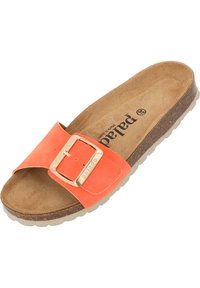 Oranje rubberen slide-sandaal met een brede band en een gouden gespaccent. Voorzien van een getextureerde bruine voetbed en een lichtgekleurde, gegroefde zool.