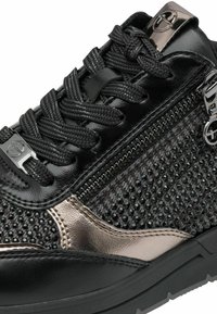Sneaker en cuir noir et mesh texturé avec des accents métalliques, des lacets ronds et une fermeture éclair sur le côté. Semelle en caoutchouc durable avec un design plat.