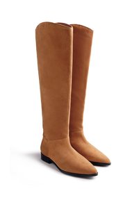 Botas hasta la rodilla de ante color marrón claro con punta afilada y suela plana. El caña tiene un borde liso y limpio sin hardware adicional.