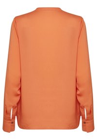 Camicia a maniche lunghe in tessuto arancione brillante, con un semplice scollo rotondo e polsini con bottoni, texture liscia senza ulteriori fantasie.