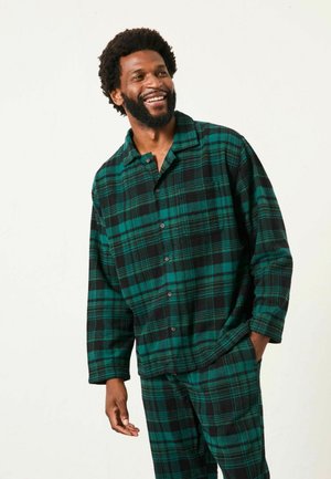 Flanellpyjamas im schwarz-grünen Karodesign. Das Oberteil hat eine Knopfleiste mit Kragen, und die Hose hat einen elastischen Bund.