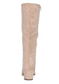 Bota de imitación de ante beige hasta la rodilla con punta redonda y tacón cuadrado, que cuenta con un cierre lateral para un fácil acceso. Textura suave con un diseño minimalista.