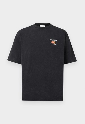 T-shirt nera a maniche corte con piccola scritta "DOLCEZZA" e grafica di pesca sul lato sinistro del petto.