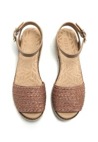 Sandali in tessuto intrecciato rosa con una fascia, caratterizzati da una soletta beige testurizzata e una suola marrone, impreziositi da fili metallici.